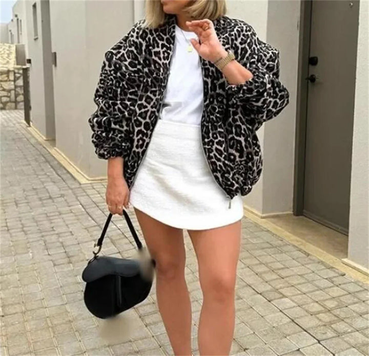 Veste bomber femme léopard élégante, parfaite pour un look streetwear audacieux printemps/automne.