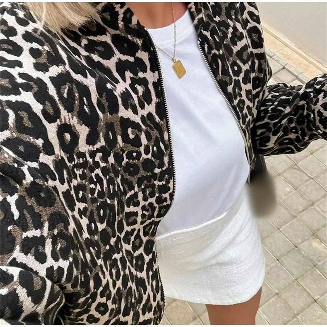 Blouson bomber femme imprimé léopard, coupe décontractée pour un confort mode au quotidien.