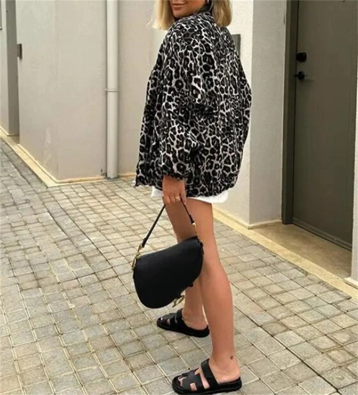 Veste léopard style bomber femme, idéale pour un look décontracté chic en automne et au printemps.