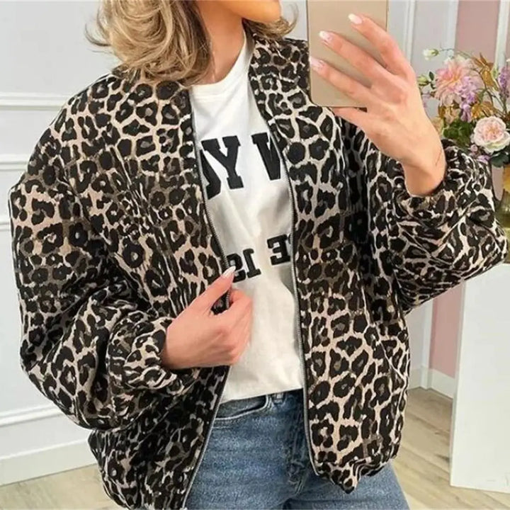 Bomber femme imprimé léopard, style mode audacieux, un essentiel streetwear confortable et tendance.