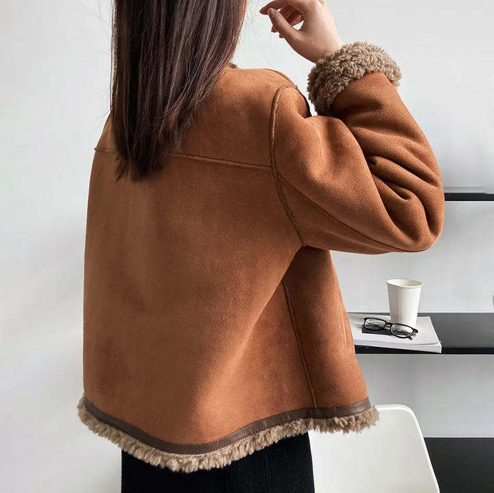 Veste bomber femme Stevie marron et blanc. Design moderne, coupe confortable et élégante pour l'hiver.
