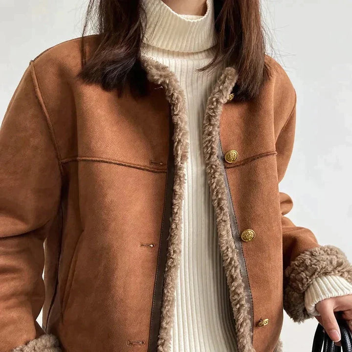 Gros plan sur la veste bomber femme Stevie, détails marron et blanc. Parfaite pour un style hivernal chic.