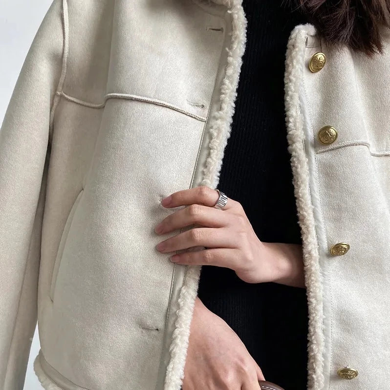 Modèle affichant une veste bomber femme Stevie marron et blanc. Un choix mode, chic et très tendance.