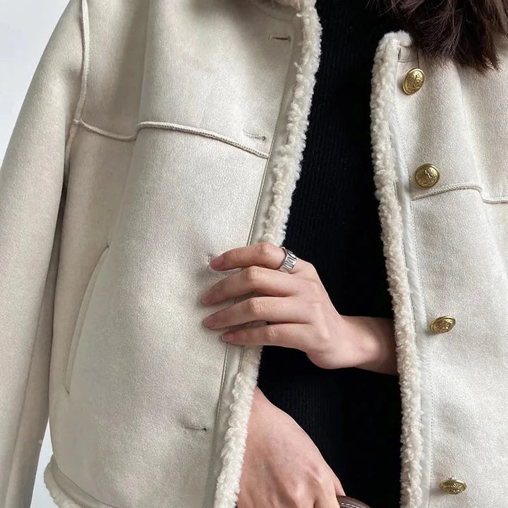 Modèle affichant une veste bomber femme Stevie marron et blanc. Un choix mode, chic et très tendance.