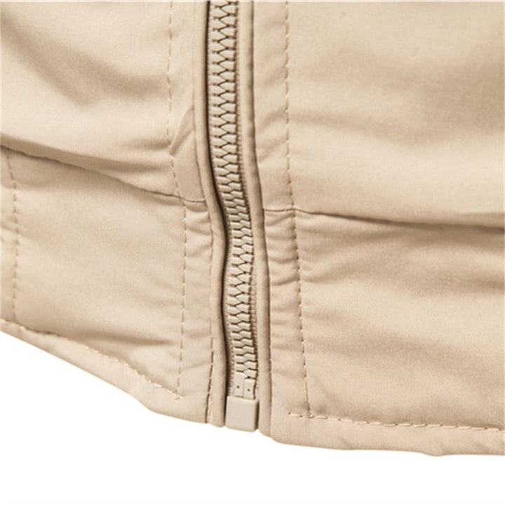 Veste bomber homme, coupe cintrée, style moderne et élégant.  Idéale pour toutes occasions.