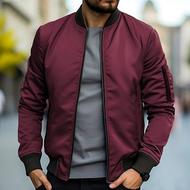 Gros plan sur le tissu de la veste bomber homme Linus. Texture automnale tendance pour un style décontracté.