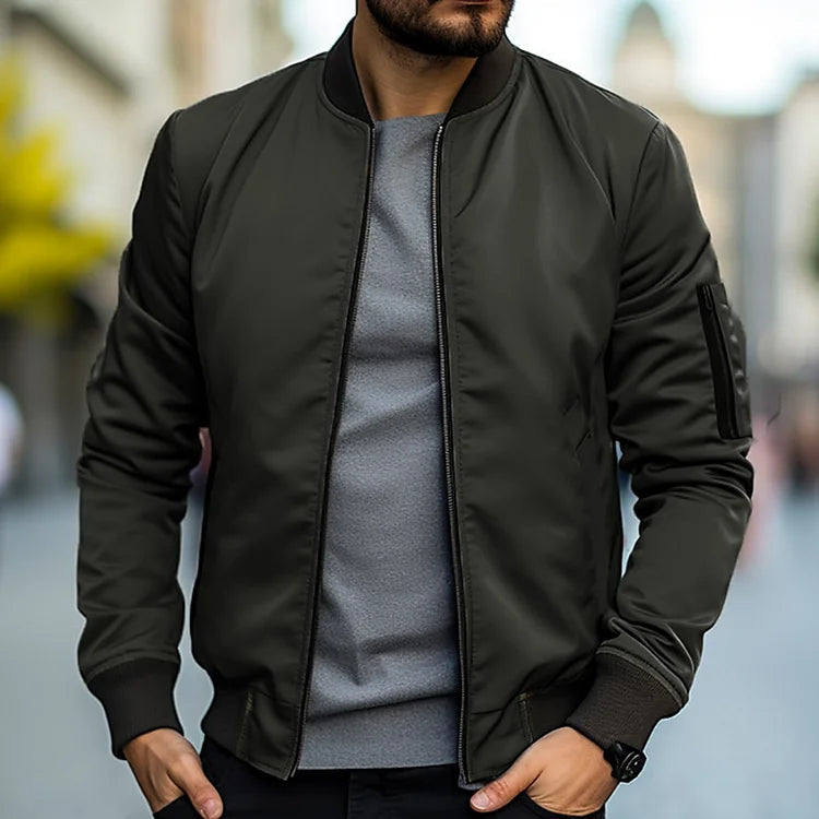 Homme portant la veste bomber Linus, look mode urbaine. Blouson automne casual pour vêtements homme.