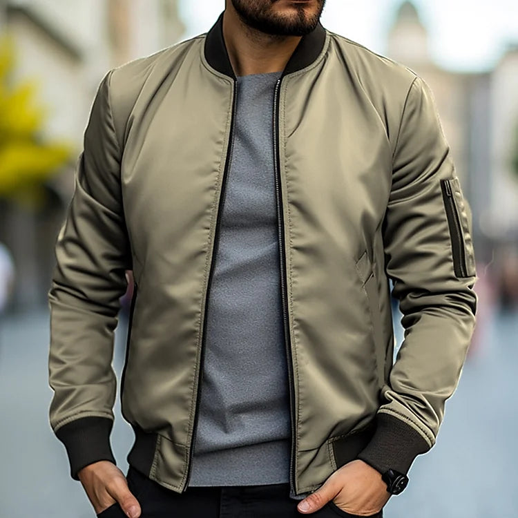 Homme en mouvement portant la veste bomber Linus. Blouson coupe-vent décontracté, idéal mode urbaine automne.
