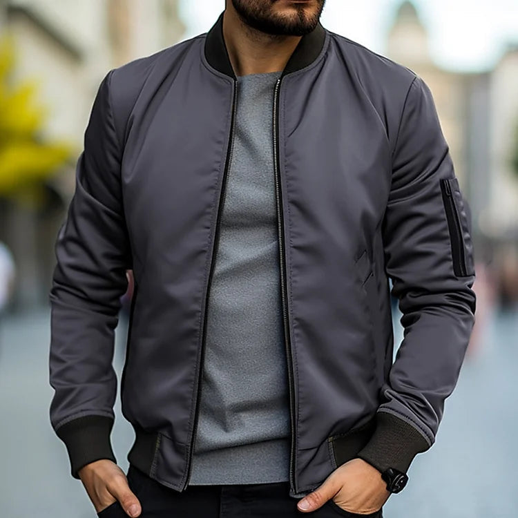 Détail de la fermeture éclair et des poches de la veste bomber Linus. Blouson homme automne, style urbain.