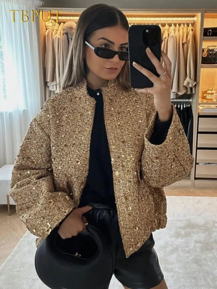 Veste bomber Lynn pour femmes, chic et tendance. Vêtement d'extérieur moderne pour un style élégant décontracté.