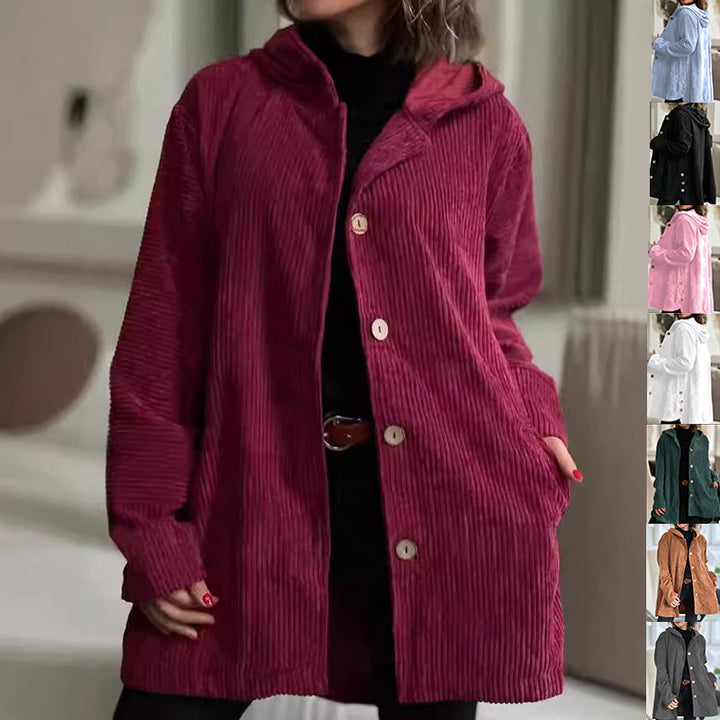 Veste boutonnée mi-longue à capuche pour femme, élégante et décontractée. Idéale pour la mode féminine d'hiver.