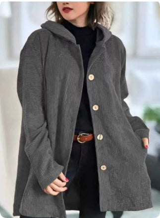 Tendance: Veste femme mi-longue à capuche, boutonnée. Un manteau décontracté élégant pour la mode hivernale.