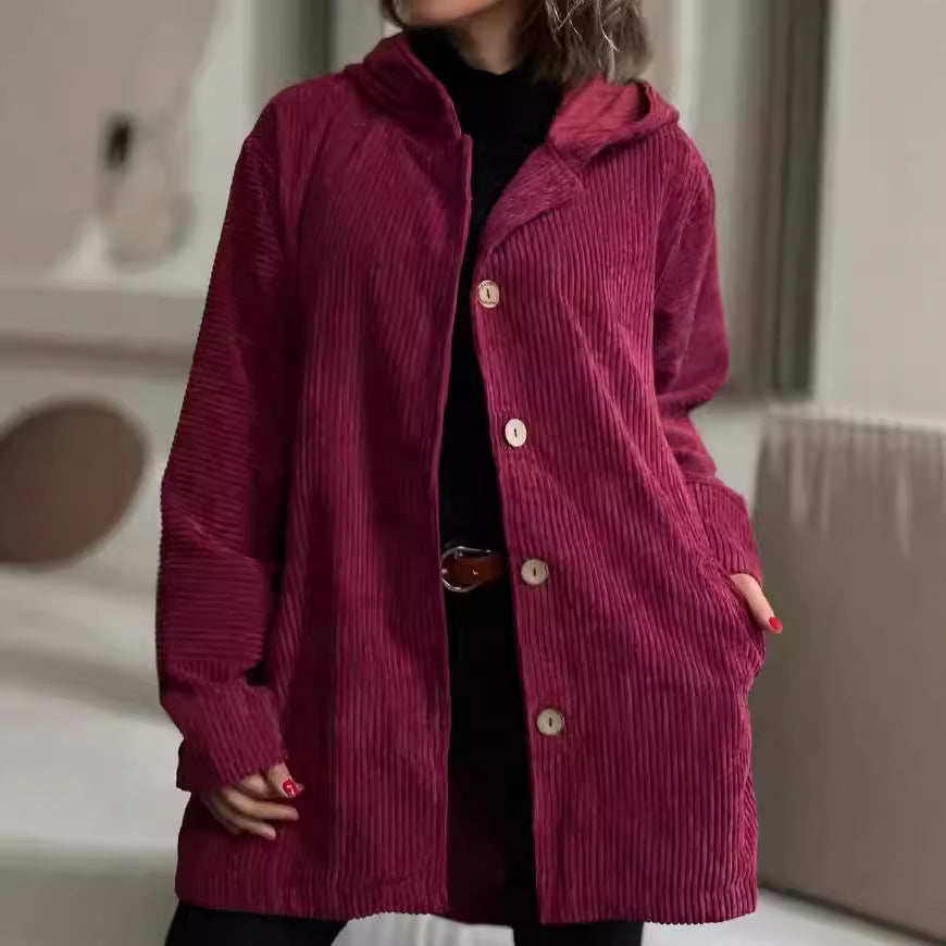Veste femme mi-longue avec capuche, détails boutonnés. Look chic décontracté, parfait pour le printemps-hiver.