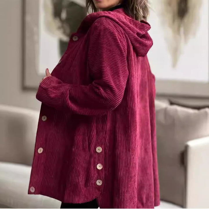 Veste femme à capuche confortable et polyvalente, style mi-long et boutonné. Parfaite pour l'automne-hiver.