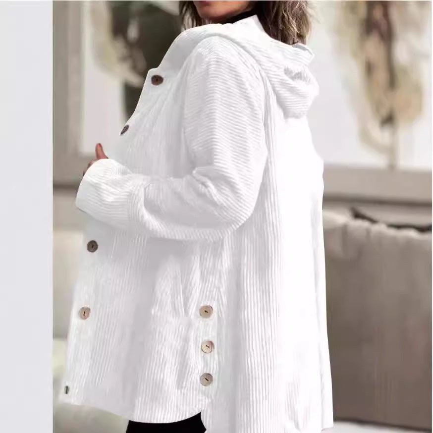 Manteau léger femme mi-long, boutonné, avec capuche. Idéal pour un look élégant et décontracté en hiver.