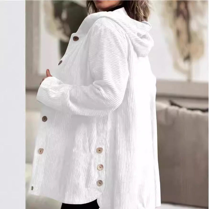 Manteau léger femme mi-long, boutonné, avec capuche. Idéal pour un look élégant et décontracté en hiver.