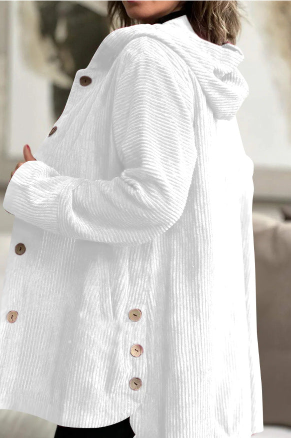 Veste femme hiver confortable, mi-longue et boutonnée. Manteau à capuche léger, mode et élégant.