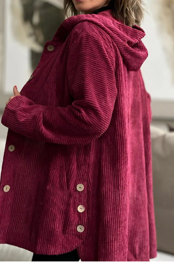 Veste boutonnée mi-longue à capuche femme, parfaite pour un look décontracté ou élégant quotidien en hiver.