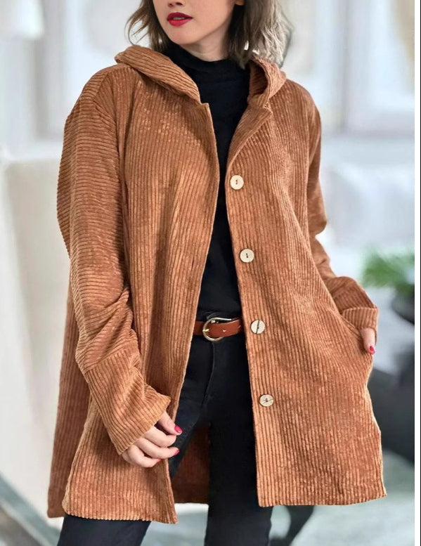 Manteau léger femme mi-long à capuche, boutonné. Vêtement polyvalent, élégant et décontracté pour l'hiver.