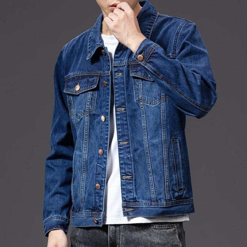 Veste camionneur en denim indigo avec poches, boutons métalliques et coutures distinctives pour un style robuste et élégant.