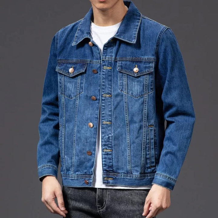 Veste camionneur en denim indigo avec poches, boutons métalliques et coutures distinctives pour un style robuste et élégant.