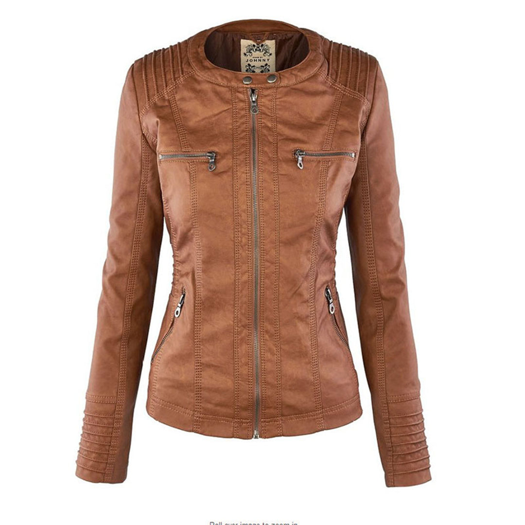 Femme en veste à capuche automnale, look chic et décontracté, idéale pour le printemps.
