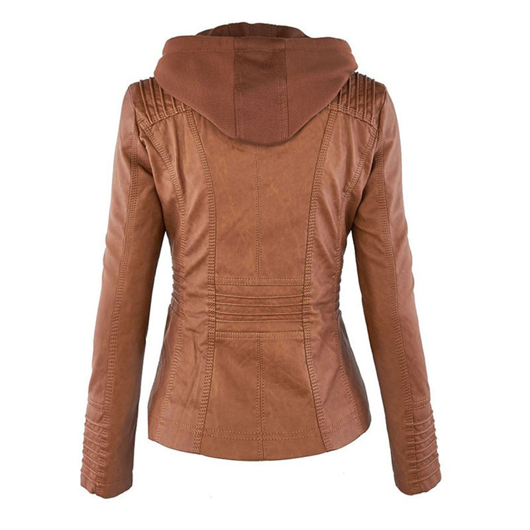 Détail de la capuche d'une veste femme, pour un style tendance et un confort automnal.