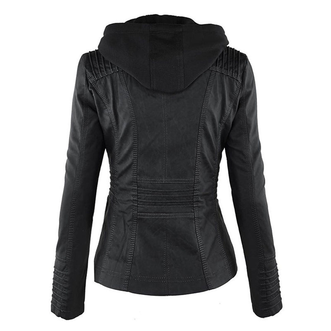 Manteau femme automnal avec capuche, offrant un confort optimal et un style chic.