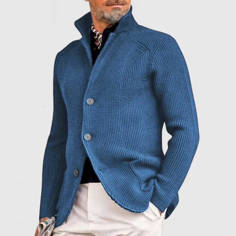 Veste d'hiver homme chaude et confortable, avec capuche. Mode masculine moderne, style élégant.