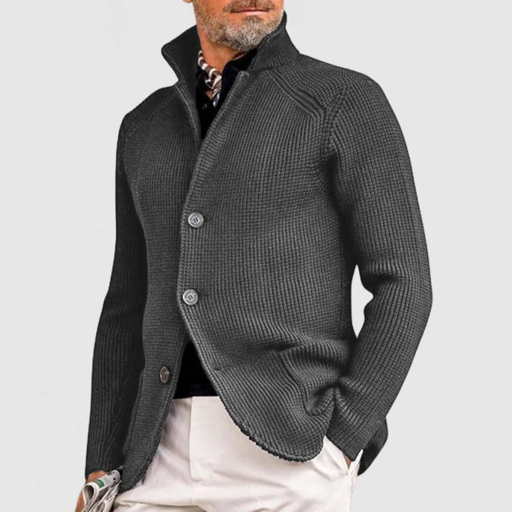 Homme portant une veste à capuche chic pour automne-hiver. Confort et style décontracté en extérieur.