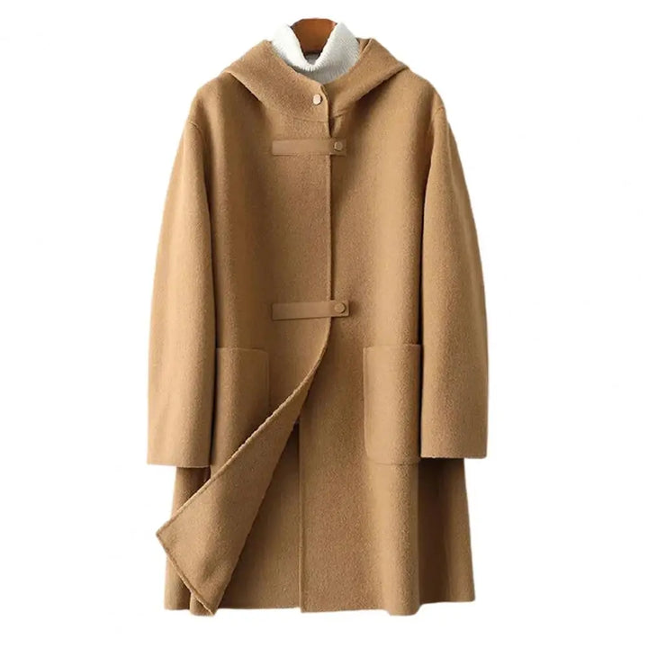 Blouson femme mi-saison avec capuche, confortable et décontracté. Vêtement femme tendance pour le quotidien.