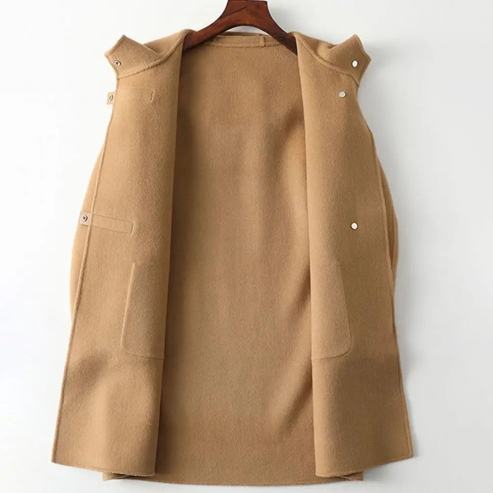 Veste à capuche femme, douce et tendance. Idéale pour les journées de mi-saison, allie confort et style.