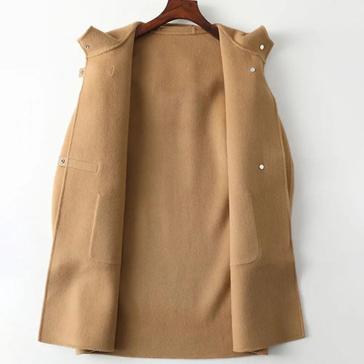 Veste à capuche femme, douce et tendance. Idéale pour les journées de mi-saison, allie confort et style.