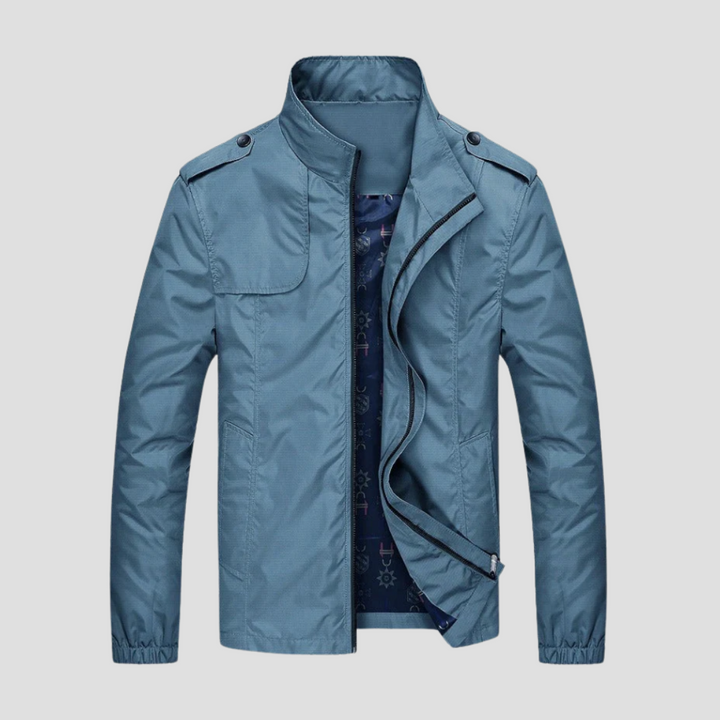 "Veste cargo décontractée homme, multiples poches, col zippé, couleur neutre, pour un look urbain et fonctionnel."