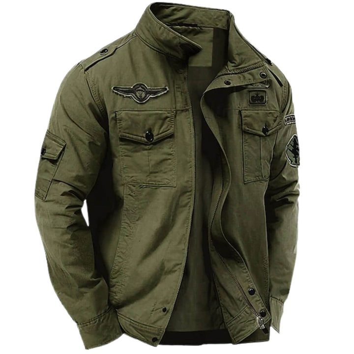 Veste cargo homme structurée style militaire urbain, col montant, poches fonctionnelles. Idéale mode décontractée.