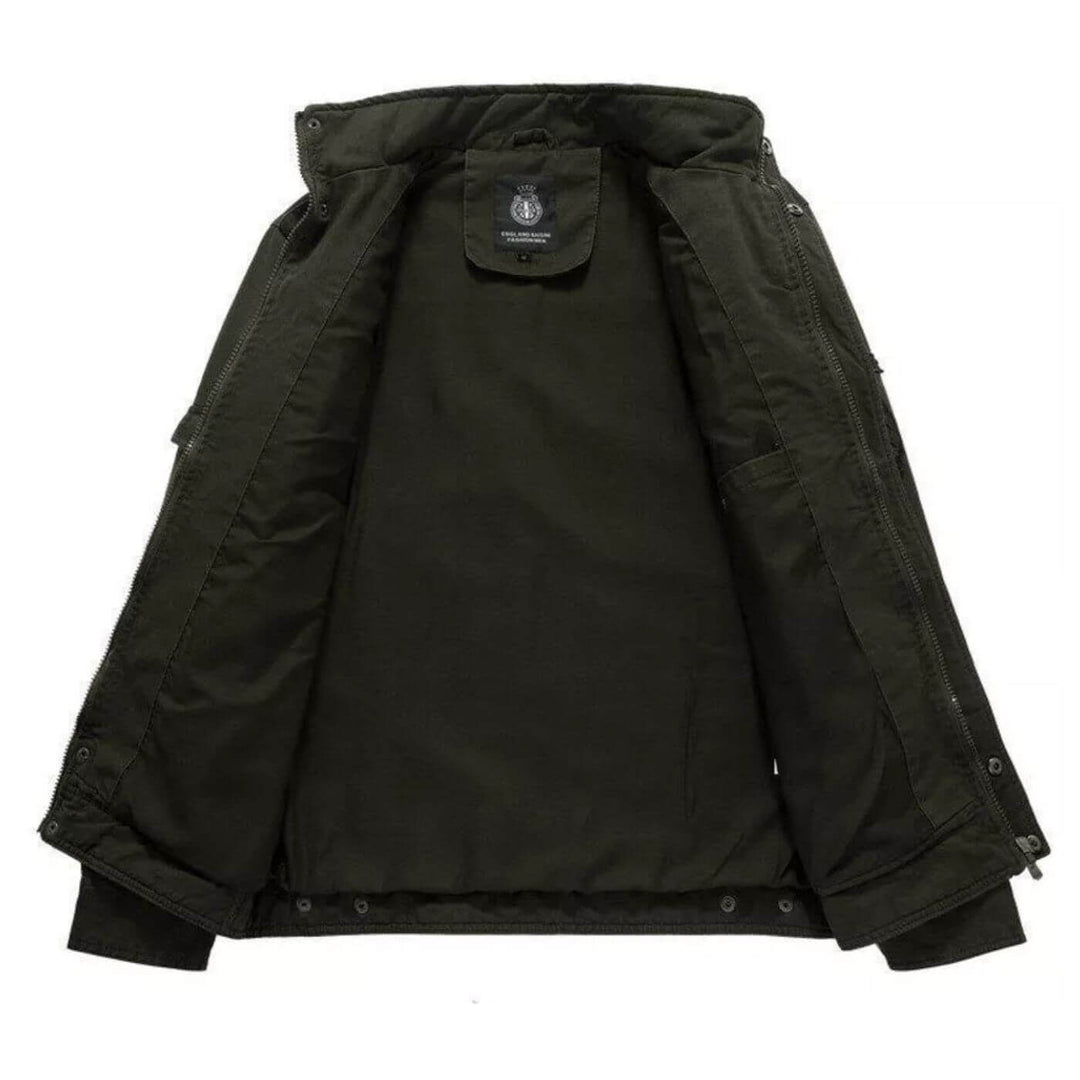 Veste homme structurée style militaire, coupe cargo pour un look urbain et décontracté. Manteau polyvalent, mode extérieure.
