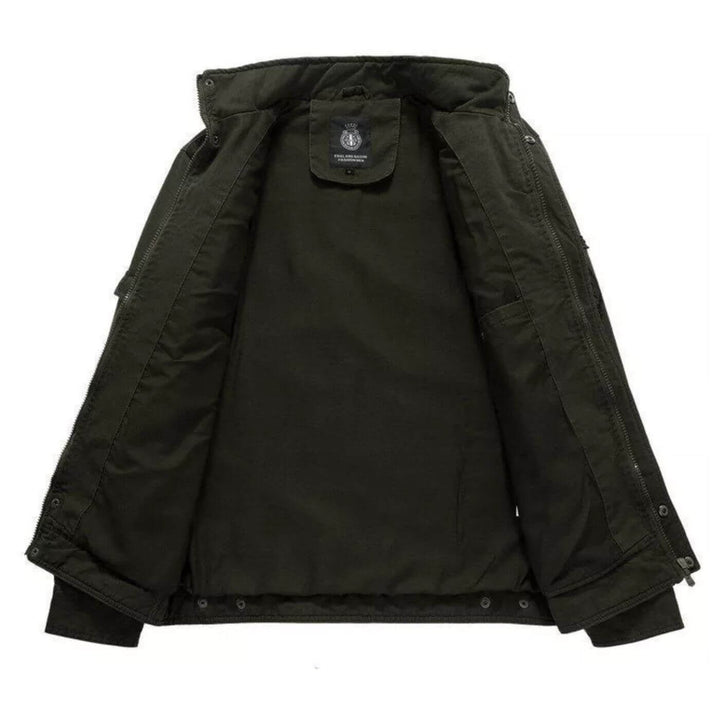 Veste homme structurée style militaire, coupe cargo pour un look urbain et décontracté. Manteau polyvalent, mode extérieure.