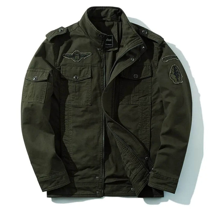 Veste cargo homme structurée, col montant, poches pratiques. Style militaire urbain confortable pour la mode décontractée.