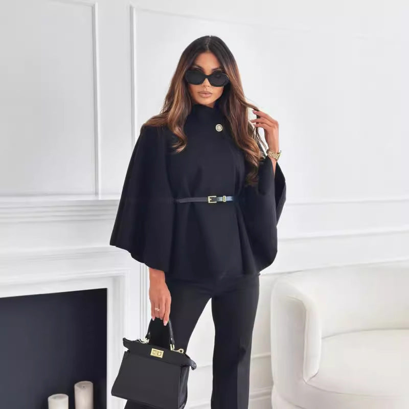 Veste femme élégante noire. Ceinturée, parfaite pour une tenue professionnelle de bureau ou un look sophistiqué.