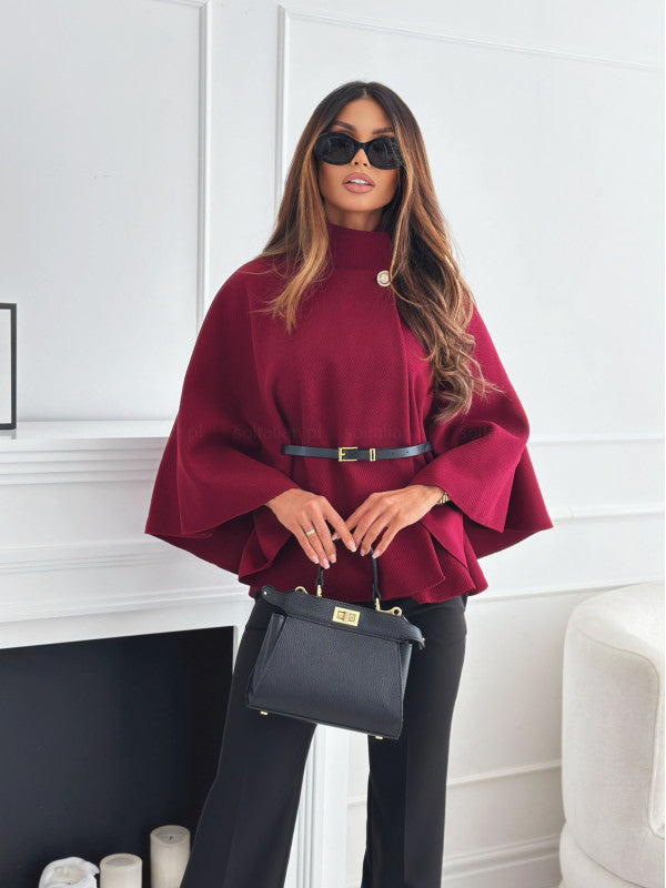 Veste femme rouge tendance. Ceinturée, un choix élégant pour une veste de soirée ou un style affirmé au bureau.