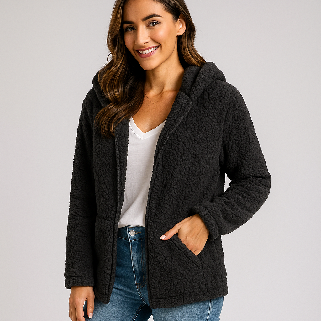 Veste douillette femme à capuche, parfaite pour le confort et le style urbain en hiver.