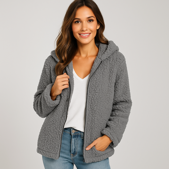 Femme portant une veste chaude à capuche, style décontracté chic, pour l'automne-hiver.