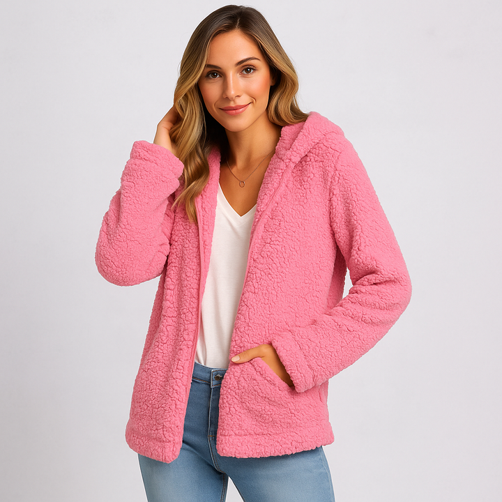 Veste d'hiver femme à capuche, confortable et moderne, look décontracté-chic.