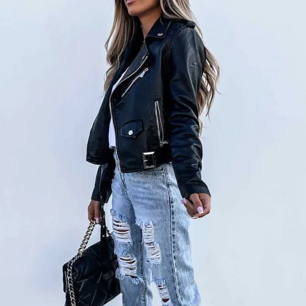 Veste femme noire cintrée tendance, col montant et ceinture, parfaite pour la mode chic.