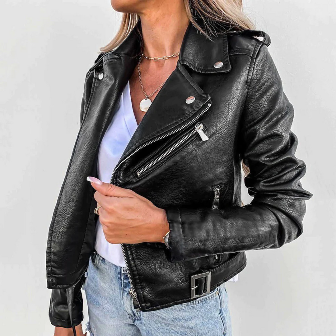 Veste cintrée pour femme avec ceinture et col montant. Un vêtement chic et moderne, disponible en noir.