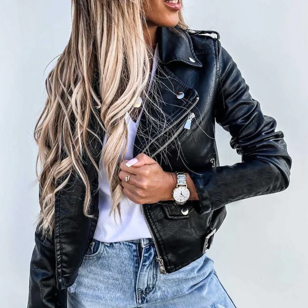 Moderne veste femme chic et cintrée, col montant. Vêtement élégant pour un look automne-printemps parfait.