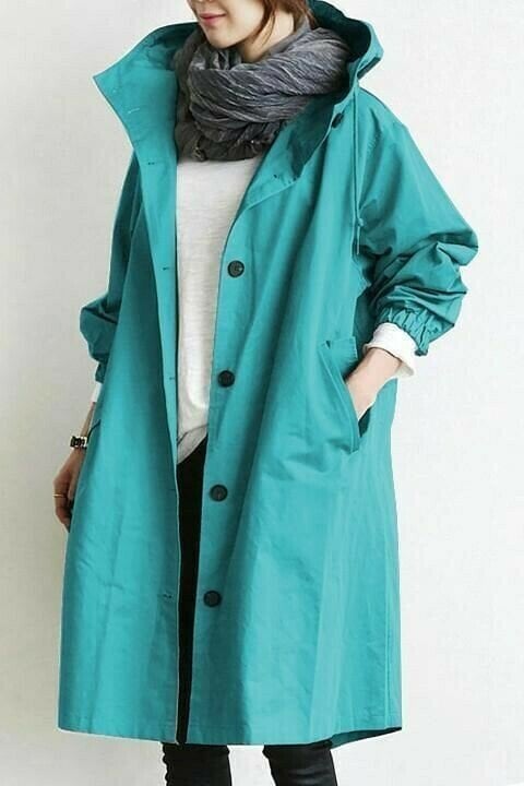 Veste coupe-vent imperméable surdimensionnée.  Protection élégante et fonctionnelle.  Modèle décontracté.