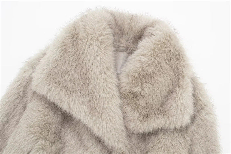 Tendance hiver : Veste courte bomber femme Priscilla. Blouson aviateur chaud et chic pour un confort mode assuré.