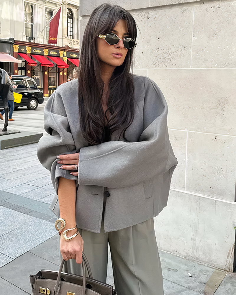 Veste courte chic femme, col V décontracté, boutonnage simple. Idéale pour un look élégant et moderne.