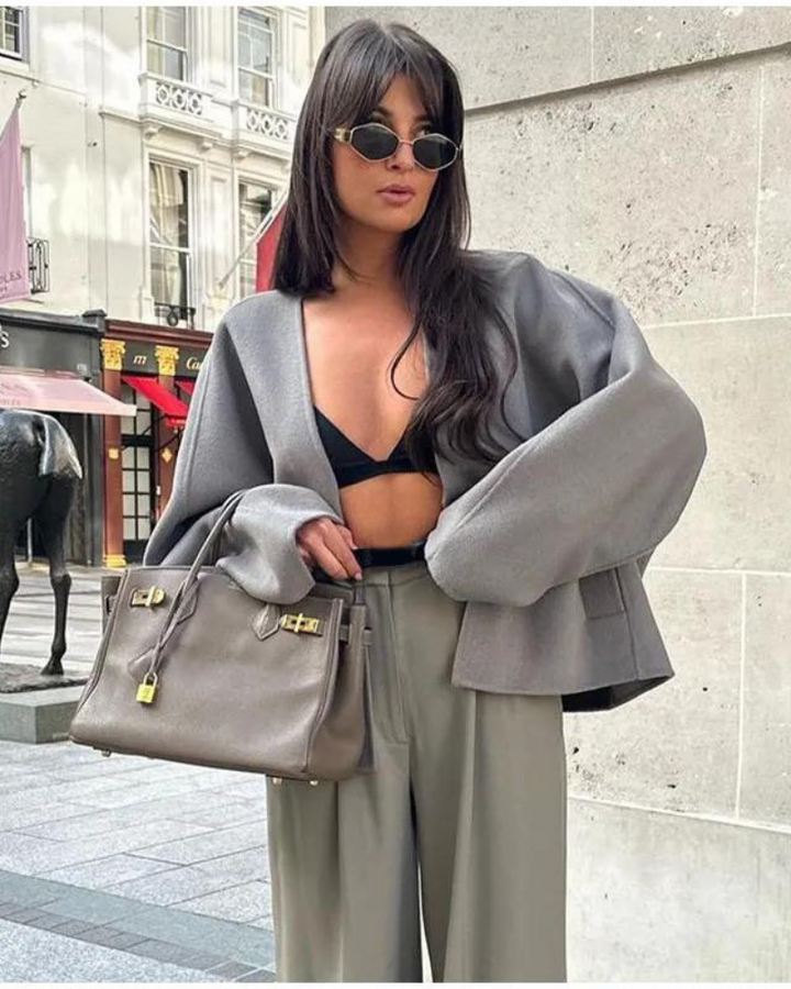 Mode femme: Veste courte élégante col V. Boutonnage simple. Vêtement femme polyvalent, chic et décontracté.